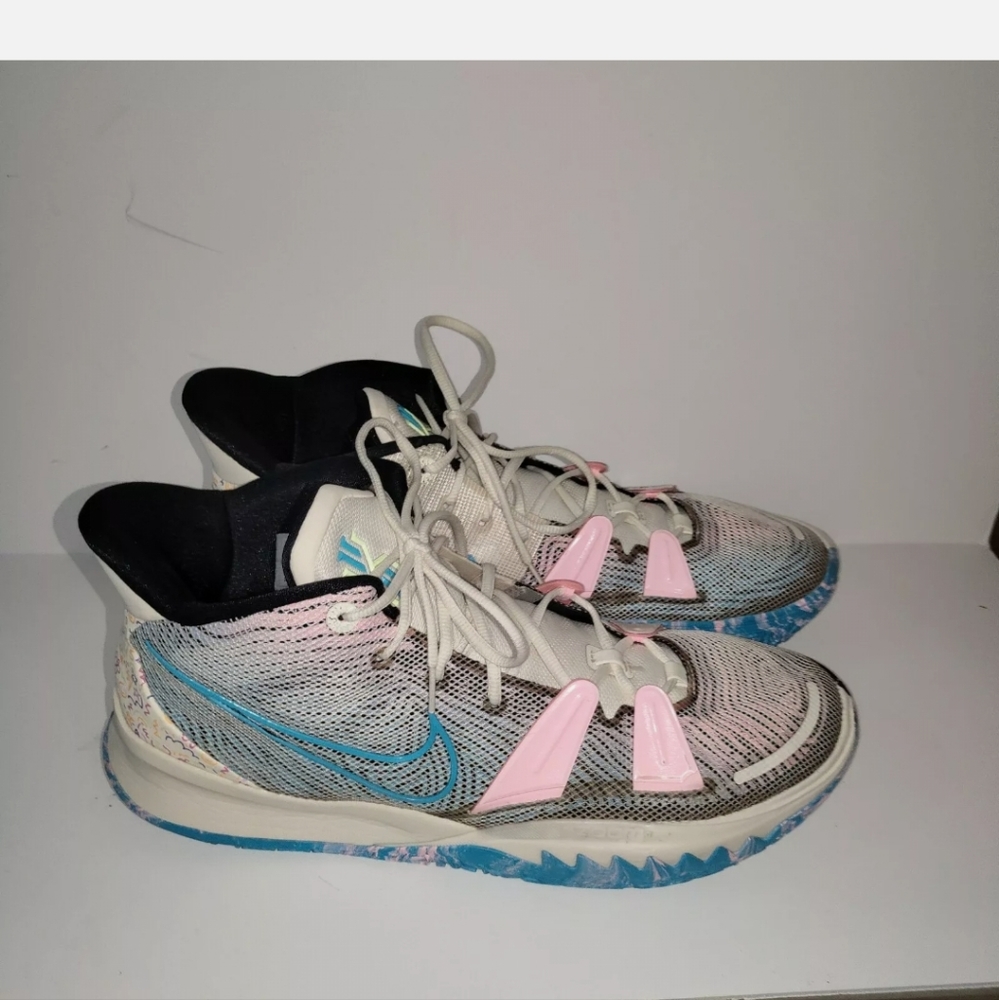 Tennis shoes